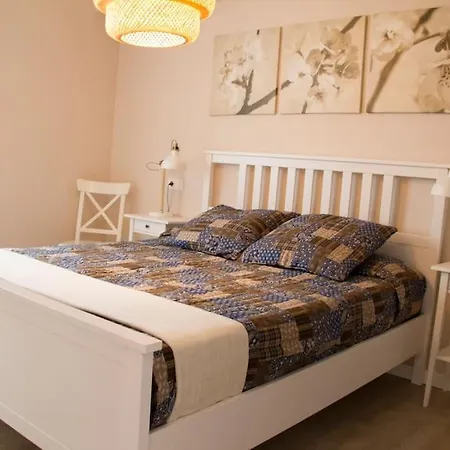 - Beachside - Free Parking - Limited Size Car Apartment *