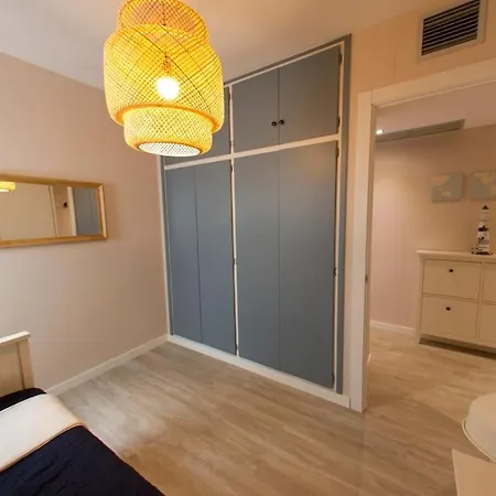 - Beachside - Free Parking - Limited Size Car Appartement