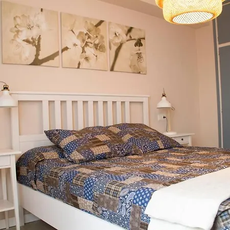 - Beachside - Free Parking - Limited Size Car Apartment *