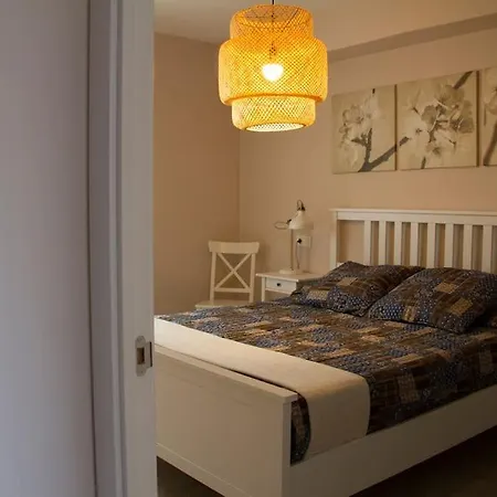 - Beachside - Free Parking - Limited Size Car *