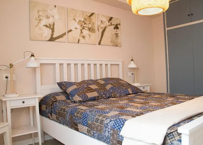 - Beachside - Free Parking - Limited Size Car Apartment *